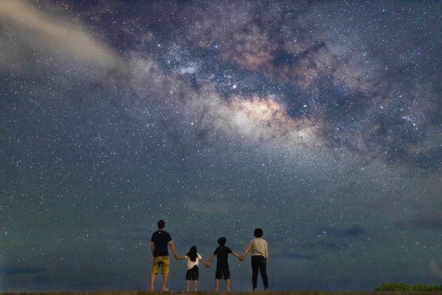 SHISHIIshigaki IslandのIshigaki IslandStarry Sky Photo Tourを楽しむ家族