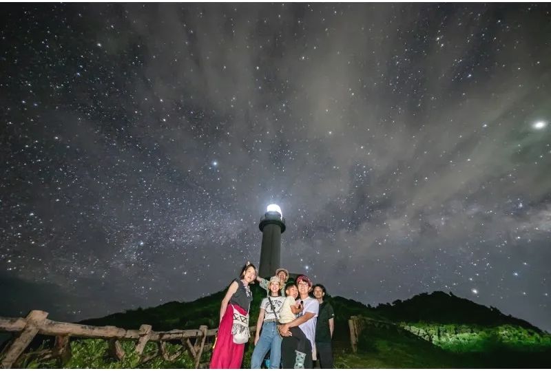 一家人在石垣岛的星空和灯塔下拍照 田野自然 石垣岛
