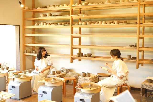 静岡・伊豆「陶芸工房えんのかま」　陶芸体験を楽しむ女性二人組