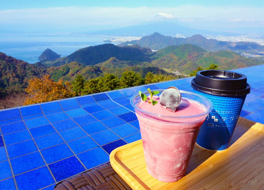 葛城山　静岡　伊豆パノラマパーク　見どころ　おすすめポイント　山頂エリア　碧テラス　駿河湾から富士山を見渡す絶景　葛城珈琲　テイクアウトしたドリンク＆スイーツ　ソファー席