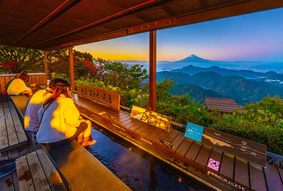 葛城山 靜岡 伊豆全景公園 亮點 推薦景點 山頂區域 足浴，欣賞富士美景 秋天 情侶 日落 傍晚