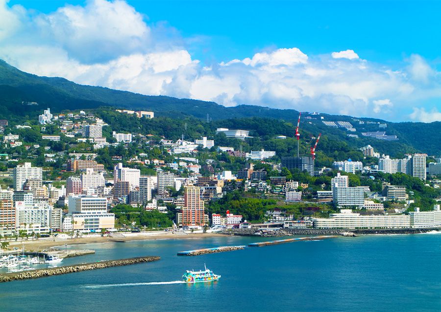 伊豆大島　行き方：静岡・熱海＆伊東からのアクセス　東京　伊豆諸島　日本ジオパーク　温泉街　熱海港　ジェットフォイル　高速ジェット船　セブンアイランド友