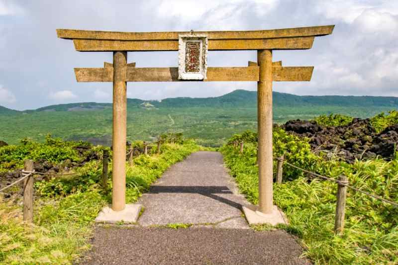12 popular sightseeing spots on Izu Oshima 11. Mihara Shrine