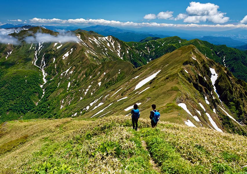 Joshinetsu Kogen National Park Tourist Spots Activities Leisure Specials Tanigawa Mountain Range Early summer view of the Tanigawa Mountain Range traverse from the Sennokura Mountain Ridge Trekking Hiking Mountain climbing