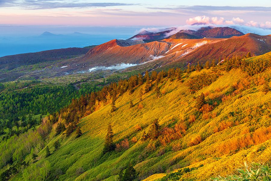 Joshinetsu Kogen National Park Tourist Spots Play Leisure Specials Mt. Kusatsu-Shirane Early Summer Shibu Pass Mt. Kusatsu-Shirane at Sunrise Yoshigahira