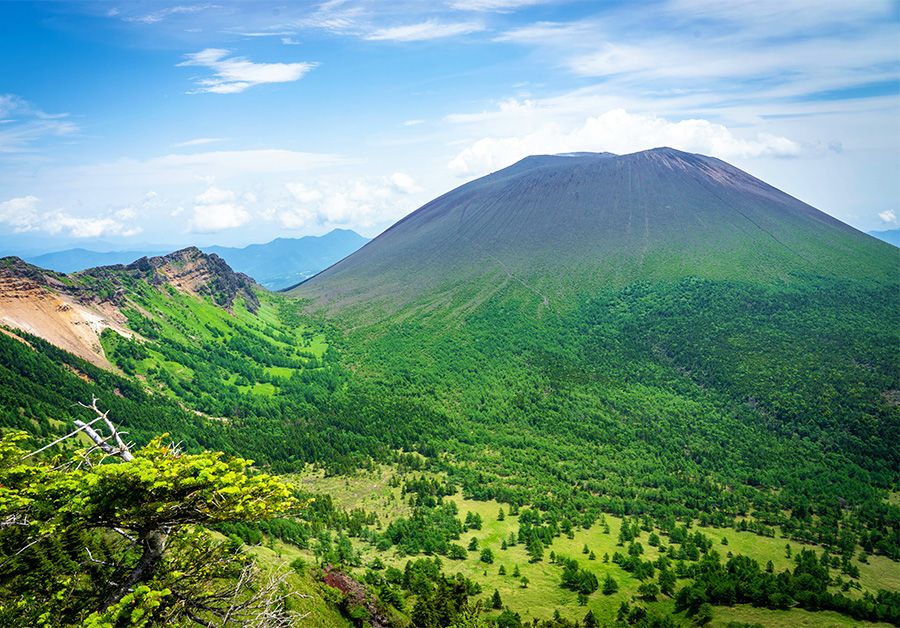 สถานที่ท่องเที่ยวในอุทยานแห่งชาติ Joshinetsu Kogen เล่นกิจกรรมยามว่าง ภูเขา Asama ภูเขาไฟที่ยังคุกรุ่น ฤดูร้อน ต้นฤดูร้อน