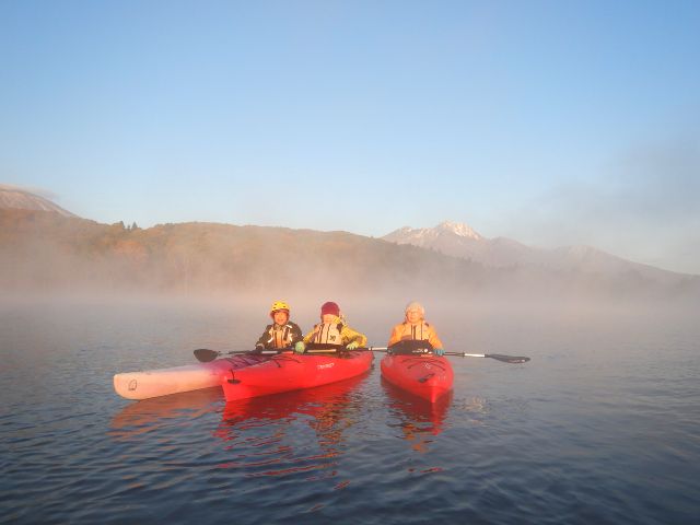 A woman enjoying a kayaking tour on Lake Nojiri in Nagano