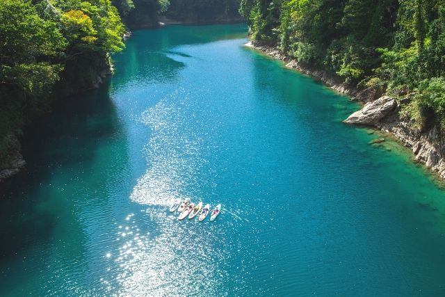 三重・奥伊勢の宮川清流でSUP（サップ）を楽しむ様子