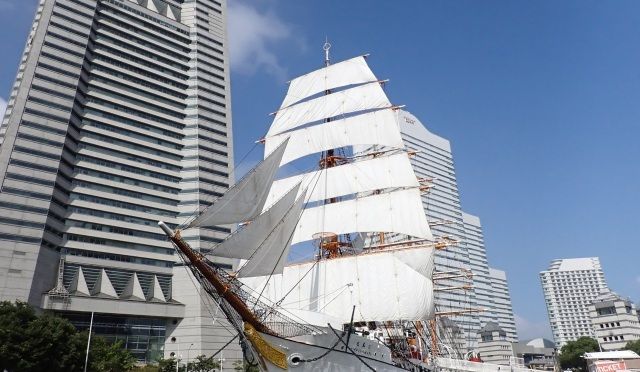 神奈川　横浜　みなとみらい　ランドマークタワー　日本丸　総帆展帆
