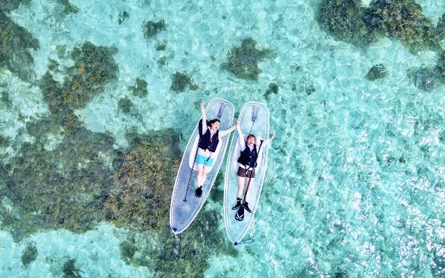 沖縄・石垣島「スターライフ石垣島」　川平湾でSUP（サップ）体験を楽しむ人々