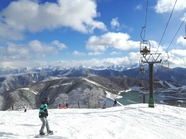 从神乐滑雪场的斜坡上看到的田代湖