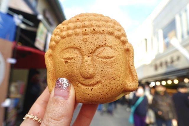 Tomoya Kamakura Komachi Store Daibutsu-sama-yaki Specialty sweets with the motif of the face of Kamakura Daibutsu