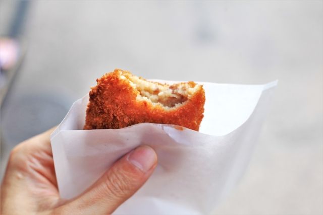 Eating while walking in Kamakura