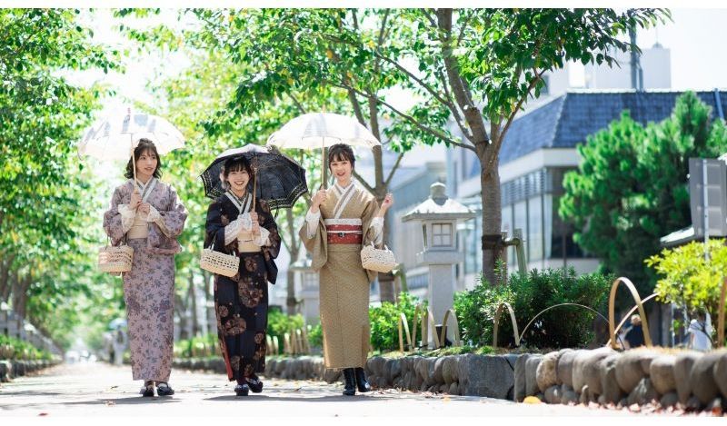 A group of women who rent kimonos and enjoy eating while walking around Kamakura