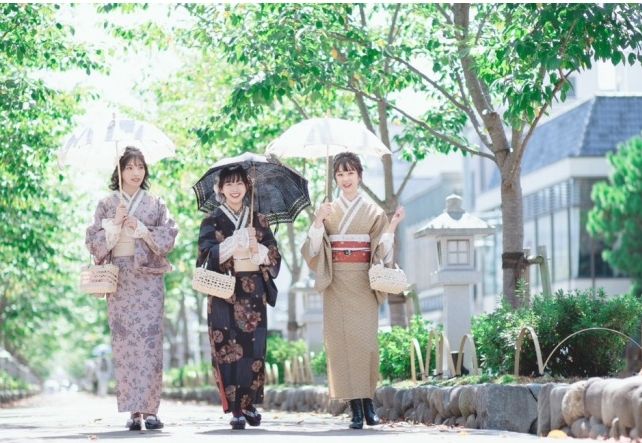 ชุดกิโมโนเช่า VASARA ผู้หญิงที่สนุกกับการเดินเล่นรอบคามาคุระโดยเช่าชุดกิโมโนที่คามาคุระโคมาจิโดริ