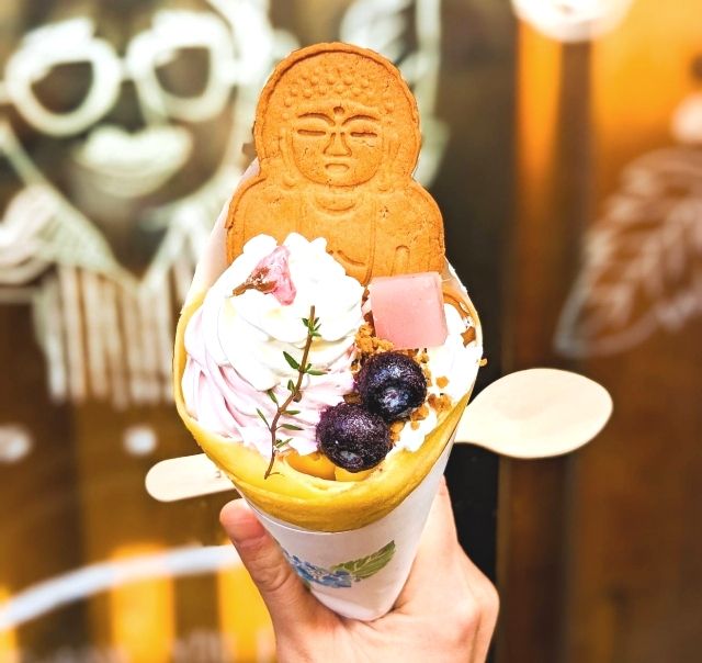 Crepe Kannon Coffee Kamakura Topped with Big Buddha Biscuits