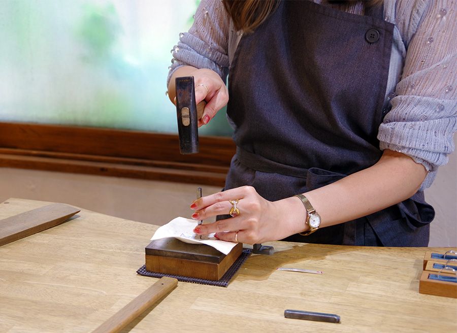 Experience making accessories at Work Studio Ruka in Kamakura, Kanagawa! Making silver rings Friends Girls Lecture on making accessories Practice stamping with a hammer Support with four fingers and swing the hammer down powerfully