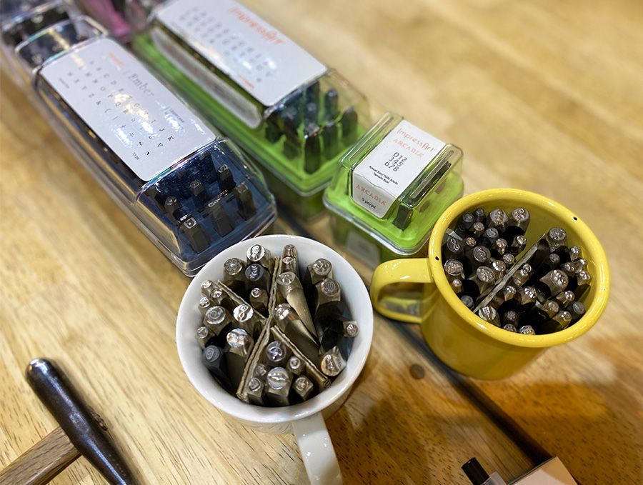 Experience making accessories at Work Studio Ruka in Kamakura, Kanagawa! Making silver rings for friends and girls. Start of production. Lots of engraved designs including alphabets, numbers, and patterns.