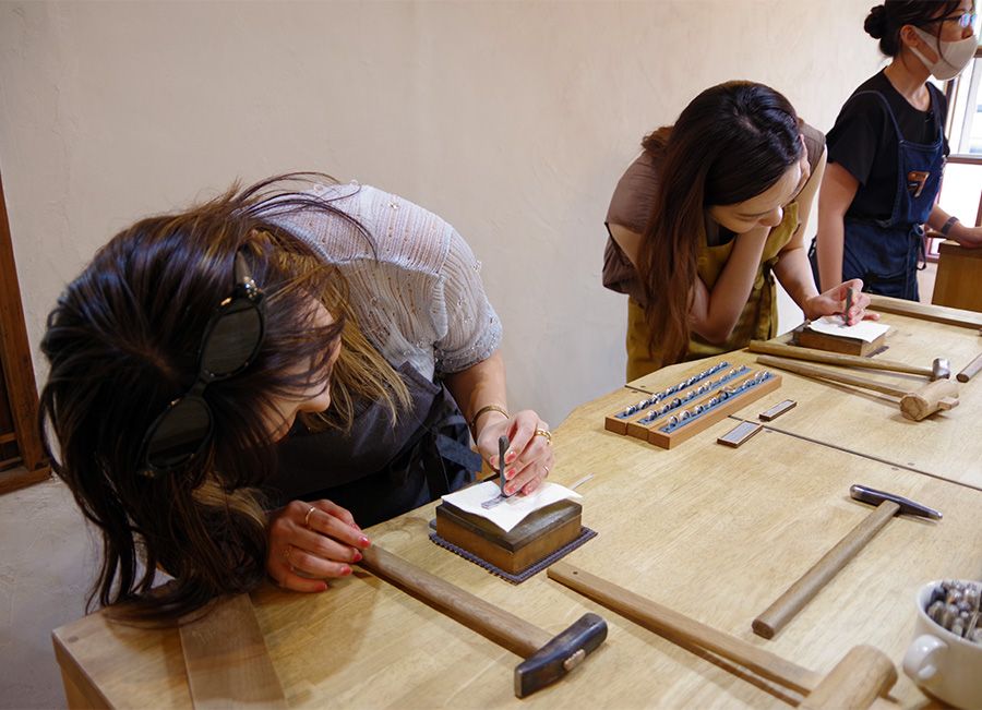 Experience making accessories at Work Studio Ruka in Kamakura, Kanagawa! Making silver rings Friends Girls Start of production Hammering the mark Checking from the side