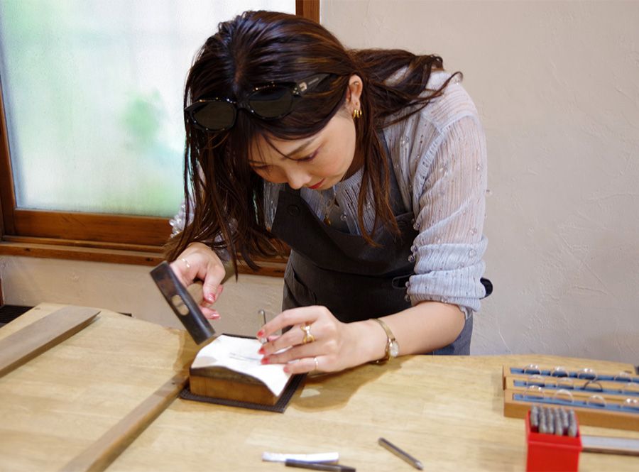 Experience making accessories at Work Studio Ruka in Kamakura, Kanagawa! Making silver rings Friends Girls Production starts Editorial team continues engraving with concentration