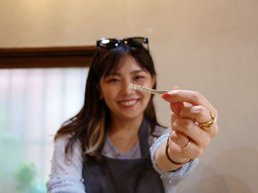 Experience making accessories at Work Studio Ruka in Kamakura, Kanagawa! Making silver rings with friends and girls. Start of production. Hammered pattern. Engraved design completed.