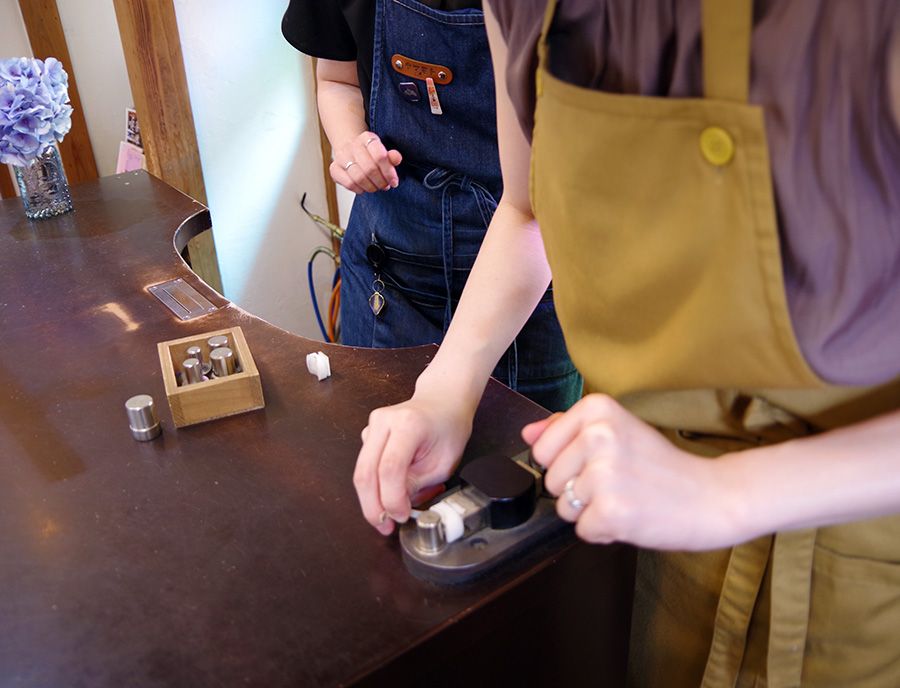 Experience making accessories at Work Studio Ruka in Kamakura, Kanagawa! Making silver rings Friends Girls Start of production Bending silver material Ring bender Making the shape closer to a circle