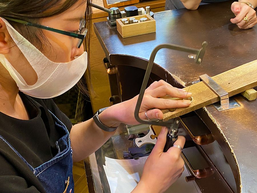 神奈川　鎌倉　ワークスタジオ瑠花でアクセサリー作り体験！　シルバーリング作り　友達　女子　本番開始　最後は職人さんが調整　糸鋸　いとのこ　隙間を切る