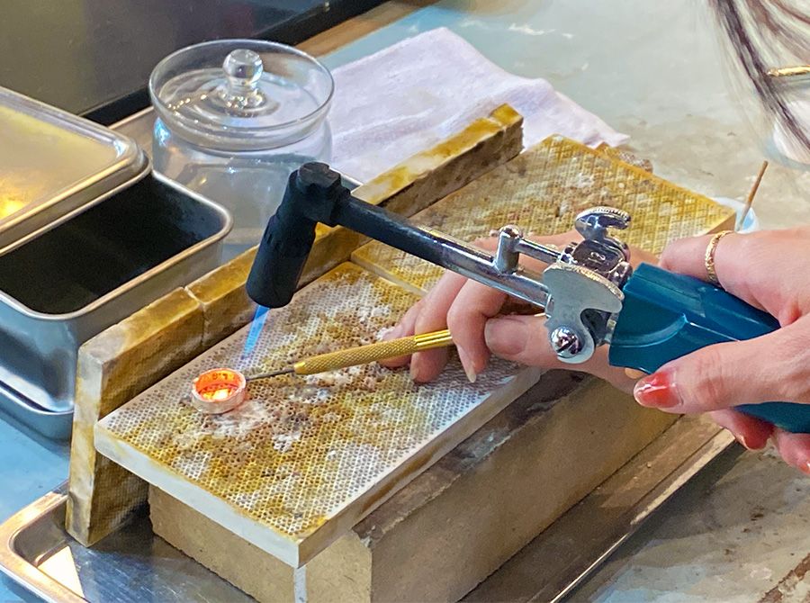 Experience making accessories at Work Studio Ruka in Kamakura, Kanagawa! Making silver rings, friends, girls, actual production, welding, soldering, gas burner