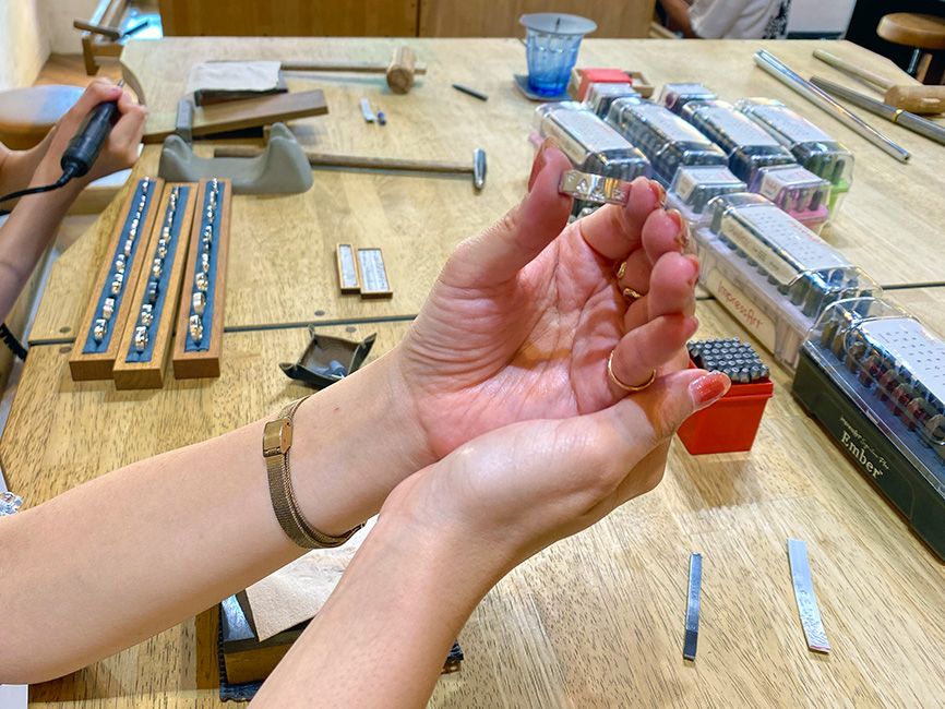 Experience making accessories at Work Studio Ruka in Kamakura, Kanagawa! Making silver rings, friends, girls, the real thing begins, polishing, electric file, it's getting more and more shiny