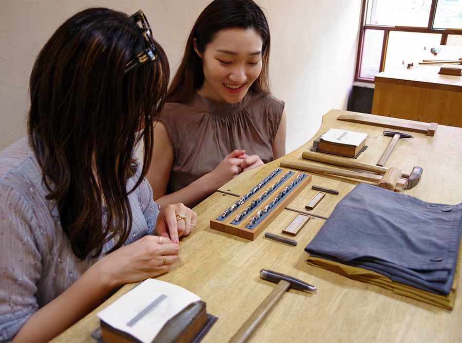 Experience making accessories at Work Studio Ruka in Kamakura, Kanagawa! Making silver rings Friends Girls Preparation for the experience Deciding the width of the ring Sample