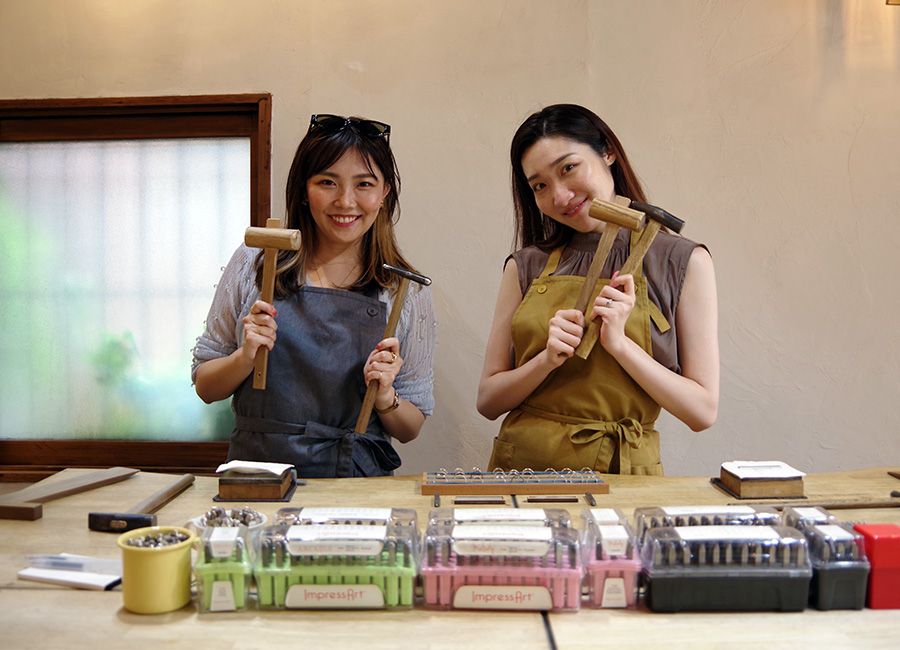 Experience making accessories at Work Studio Ruka in Kamakura, Kanagawa! Making silver rings Friends Girls Preparation for the experience Change into the apron provided and you're ready