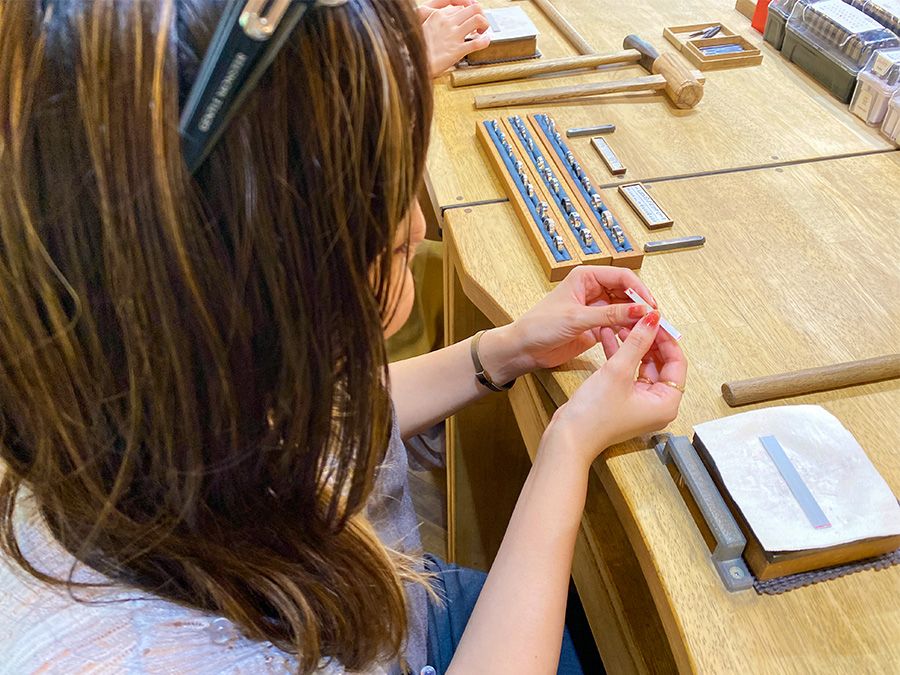 Experience making accessories at Work Studio Ruka in Kamakura, Kanagawa! Making silver rings for friends and girls. Lecture on making accessories. Silver material according to the thickness and size you decided on earlier. 950 silver alloy.