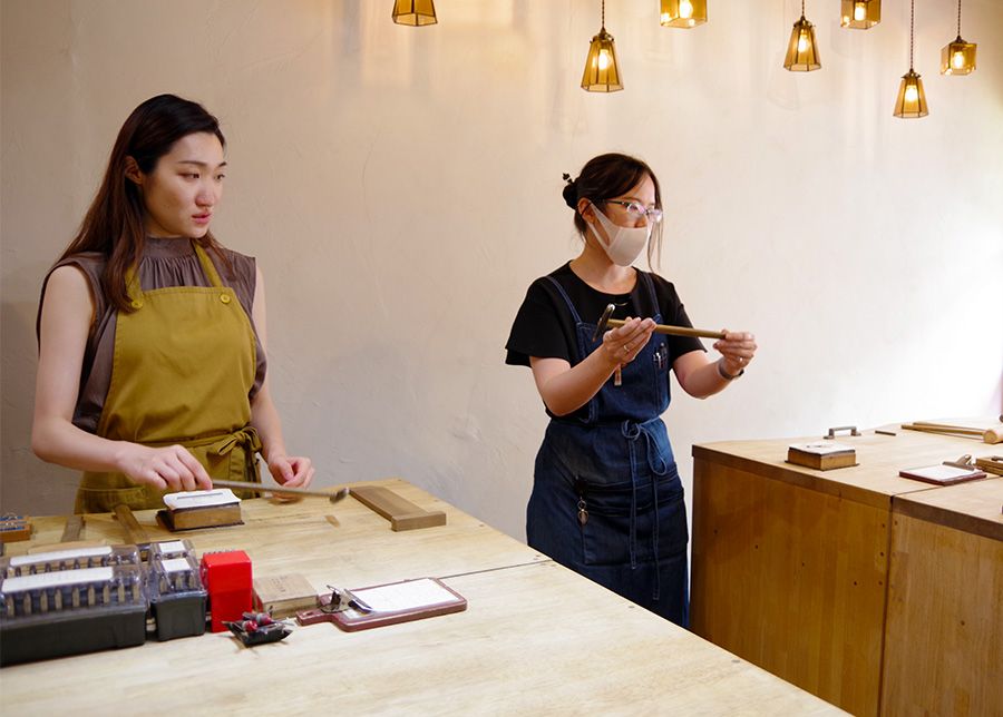 Experience making accessories at Work Studio Ruka in Kamakura, Kanagawa! Making silver rings Friends Girls Lecture on making accessories Start of instruction on how to use various hammers