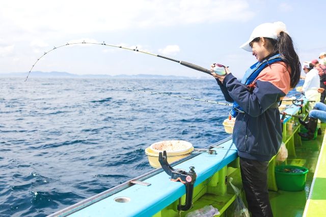 釣り　服装　釣りを楽しむ女性