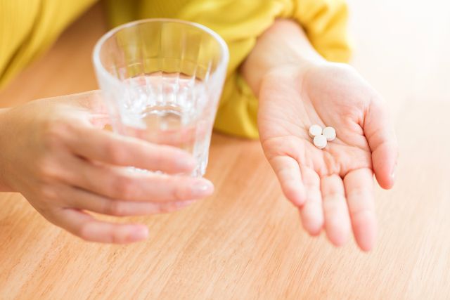 船酔い対策　薬を飲む女性　酔い止め