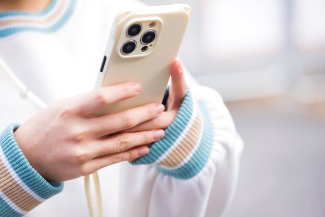 スマホを確認する女性