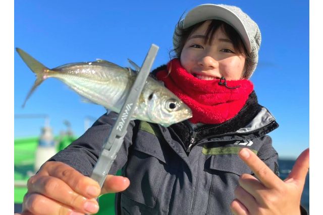 神奈川・金沢八景　「釣り船　進丸」　釣り体験を楽しむ女性