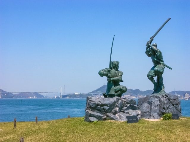 山口・巌流島の武蔵と小次郎像