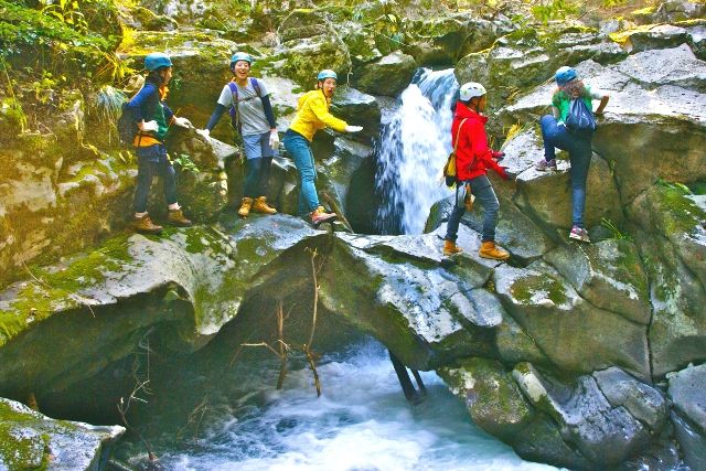 兵庫　かんなべ自然学校　溶岩流ラバートレッキング