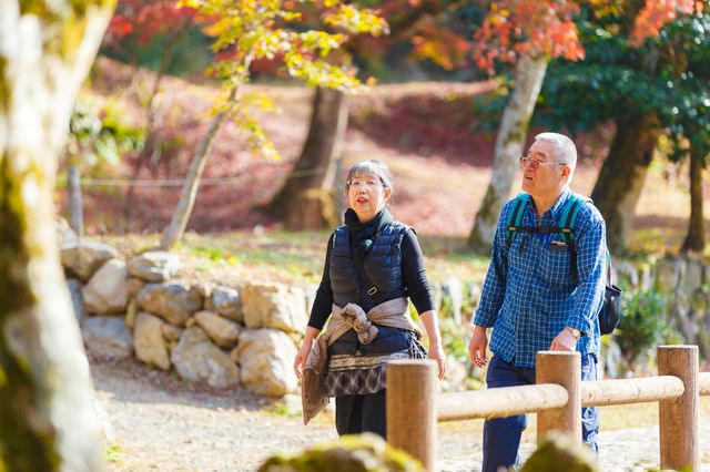 A couple enjoying sightseeing at Keisokuji Temple in Shiga Prefecture