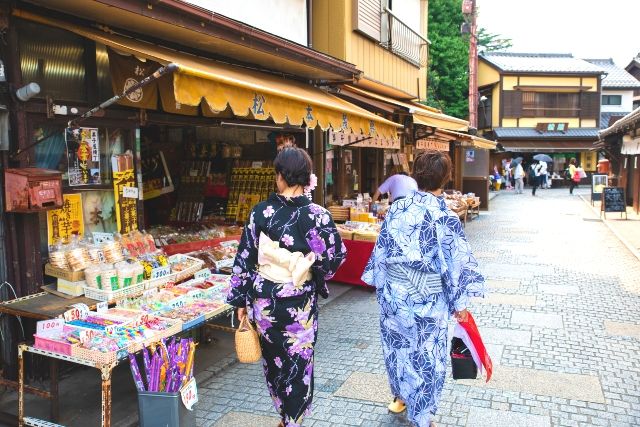埼玉・川越　菓子屋横丁　浴衣で観光を楽しむ女性
