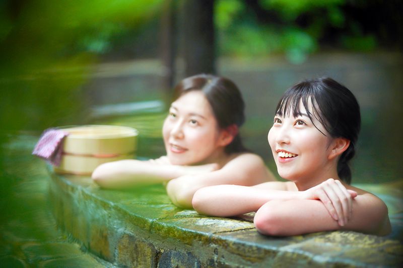 関東　友達　旅行温泉に入る女性たち　女子旅　露天風呂