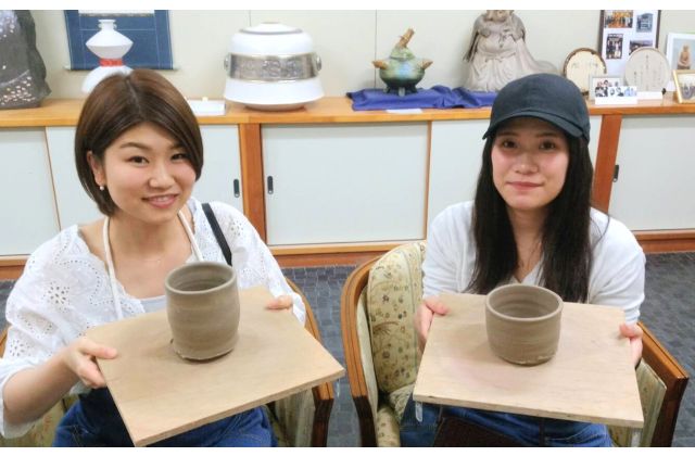 群馬・渋川市にある「龍窯　陶芸教室」で陶芸体験を楽しむ女性二人組
