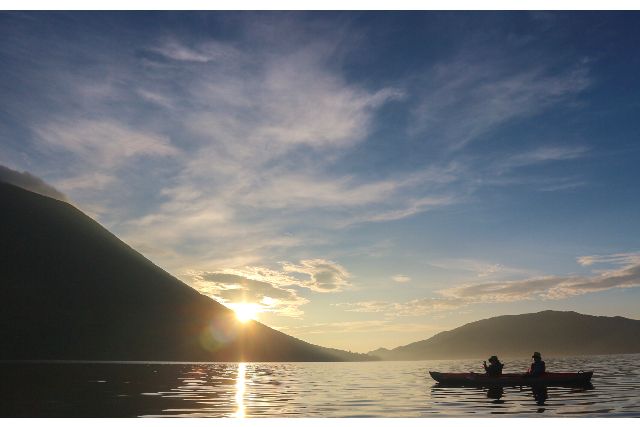 享受 BONFIRE 日光中禪寺湖獨木舟之旅的人們