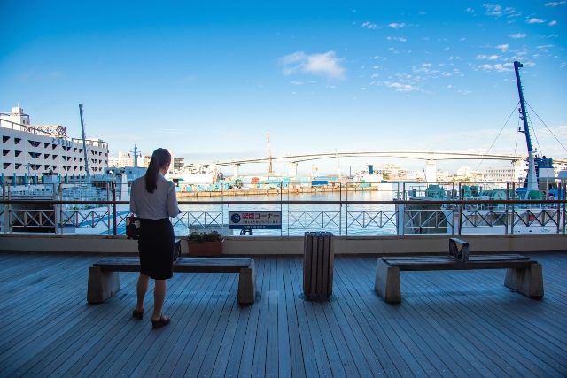 沖縄・那覇　泊港「とまりん」　離島行きフェリー発着所　観光する女性