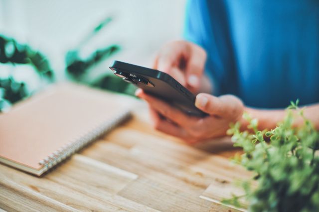 スマホで確認する女性