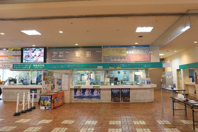 沖縄・那覇　那覇泊港「とまりん」　チケットカウンター