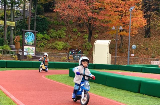 モビリティリゾートもてぎでバイクのアトラクションを楽しむ子供