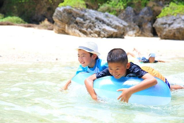 Children enjoying the sea of ​​Okinawa