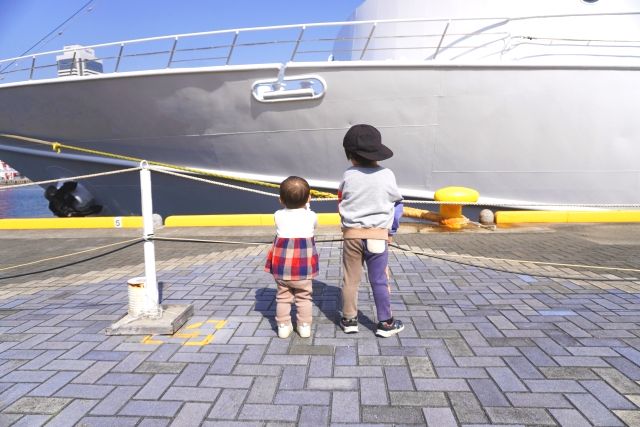 Kobe Port Children watching the ships